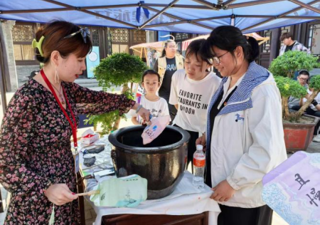 匠心非遗焕新颜 校馆联袂启新篇 ——beat365官网非遗手工市集燃动淮军公所博物馆