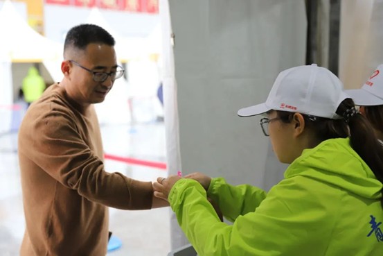 热血青春助跑未来”——beat365官网艺术学院志愿者为长城汽车智慧工厂半马蓄势添彩