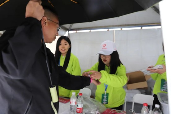 热血青春助跑未来”——beat365官网艺术学院志愿者为长城汽车智慧工厂半马蓄势添彩