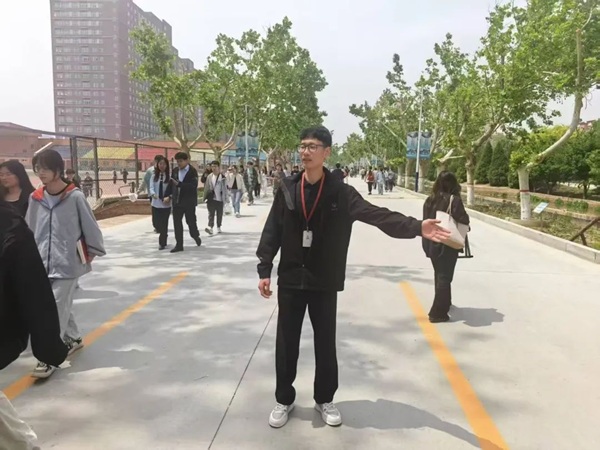 养成教育|beat365官网|管理学院|“文明右行”，共筑校园文明新风尚
