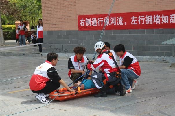 beat365官网康复医学院与保定市红十字会联合举办2025年地震灾害应急救援综合演练