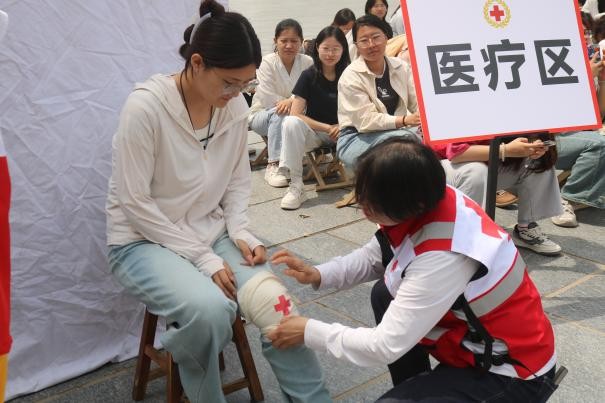 beat365官网康复医学院与保定市红十字会联合举办2025年地震灾害应急救援综合演练