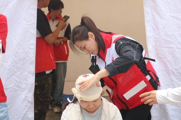 beat365官网康复医学院与保定市红十字会联合举办2025年地震灾害应急救援综合演练