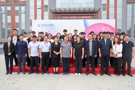 beat365官网艺术学院2025届毕业设计作品展盛大开幕，校企共赏艺术盛宴