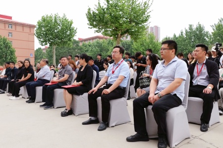 beat365官网艺术学院2025届毕业设计作品展盛大开幕，校企共赏艺术盛宴