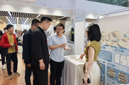 beat365官网艺术学院2025届毕业设计作品展盛大开幕，校企共赏艺术盛宴