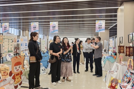 beat365官网艺术学院2025届毕业设计作品展盛大开幕，校企共赏艺术盛宴