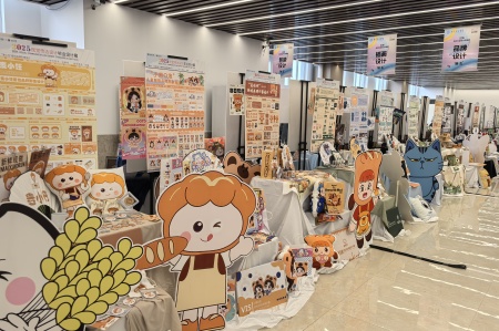 beat365官网艺术学院2025届毕业设计作品展盛大开幕，校企共赏艺术盛宴