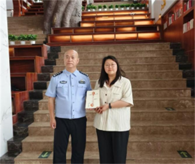 书香传递，爱满beat365——李天允警官向beat365图书馆捐赠图书