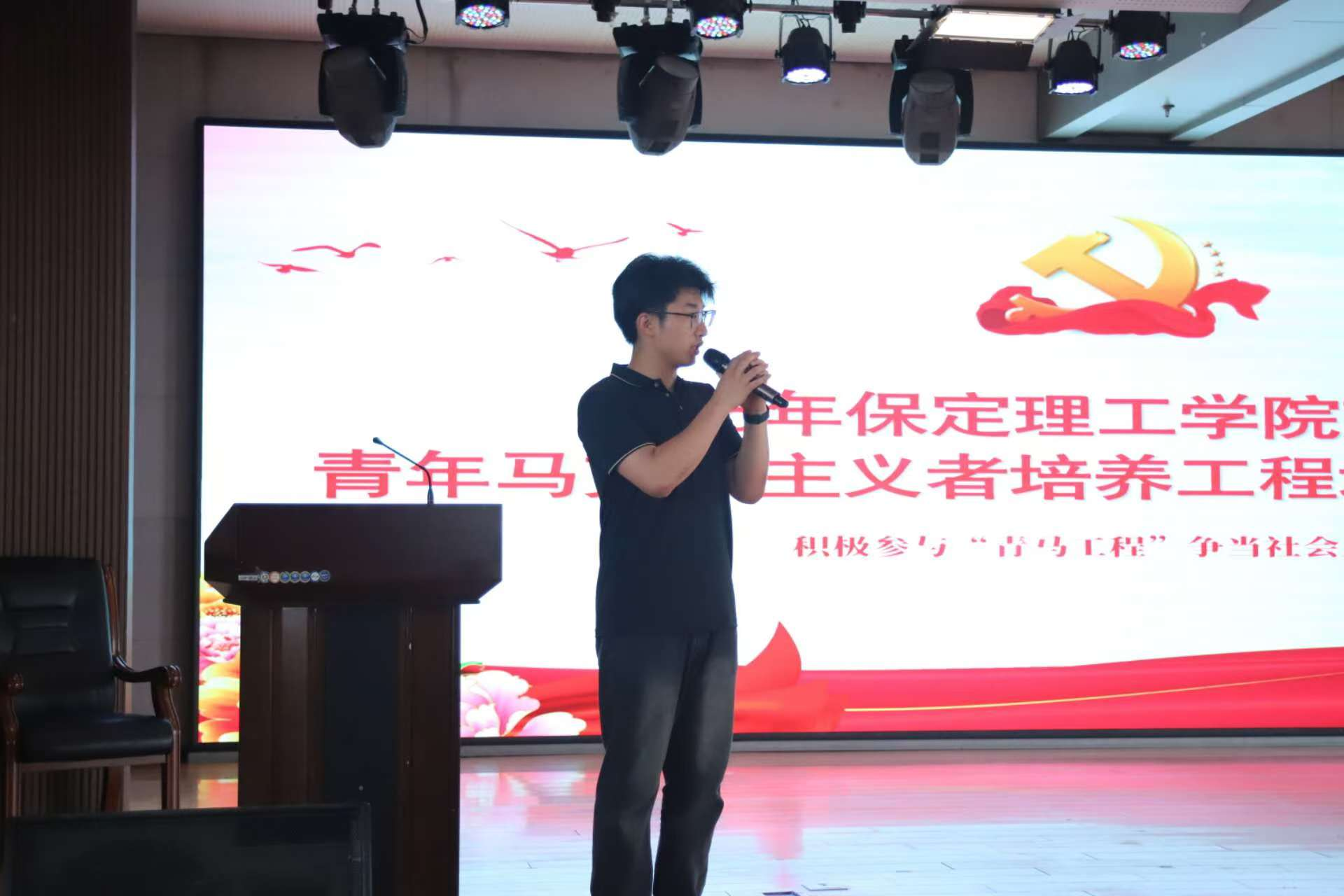 beat365官网艺术学院举办 “青年马克思主义者大学生骨干培训班”开班仪式