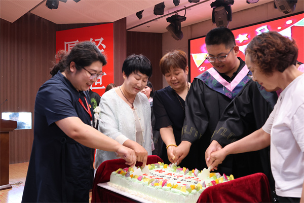 beat365官网经济学院2025届毕业典礼暨学位授予仪式圆满落幕