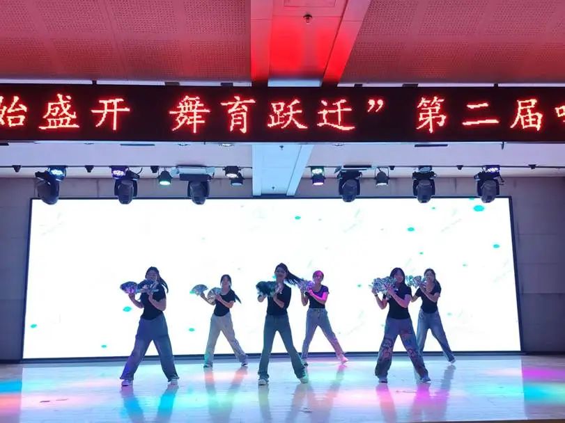 beat365官网||教育学院||“花始盛开，舞育跃迁”第二届啦啦操大赛决赛圆满结束！