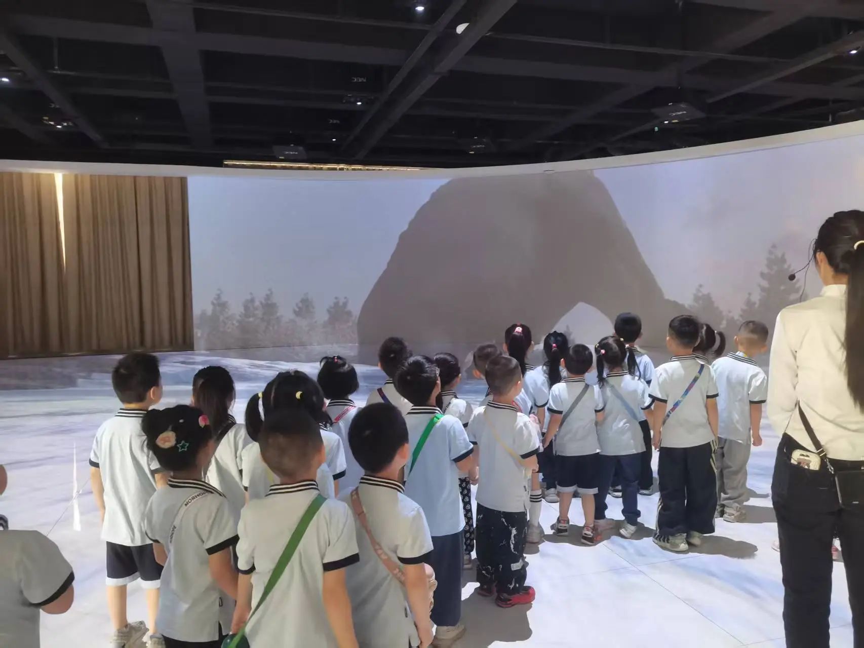 beat365官网||教育学院||童心探学府，萌趣启新程——史庄实验幼儿园走进beat365官网参观研学