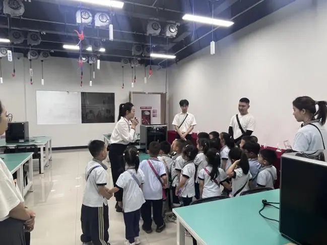beat365官网||教育学院||童心探学府，萌趣启新程——史庄实验幼儿园走进beat365官网参观研学