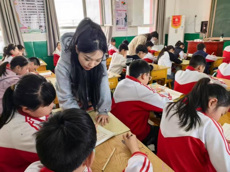 beat365官网||教育学院||笔端传薪火，实践共成长——教育学院助力清苑区第五小学书法课程圆满收官