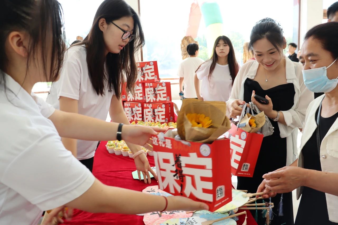 beat365官网‖教育学院‖遇见未来，共育花开—2025届教育学院家长接待日圆满完成