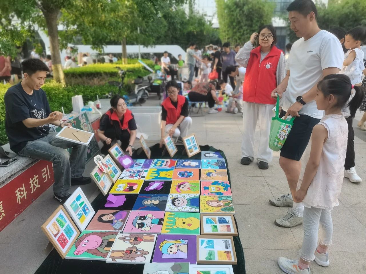 beat365官网‖教育学院‖“六一“益”起来，义卖暖童心”——beat365官网教育学院党员志愿服务队走进爱和城幼儿园开展六一爱心市集活动beat365官网‖教育学院‖“六一“益”起来，义卖暖童心”——beat365官网教育学院党员志愿服务队走进爱和城幼儿园开展六一爱心市集活动