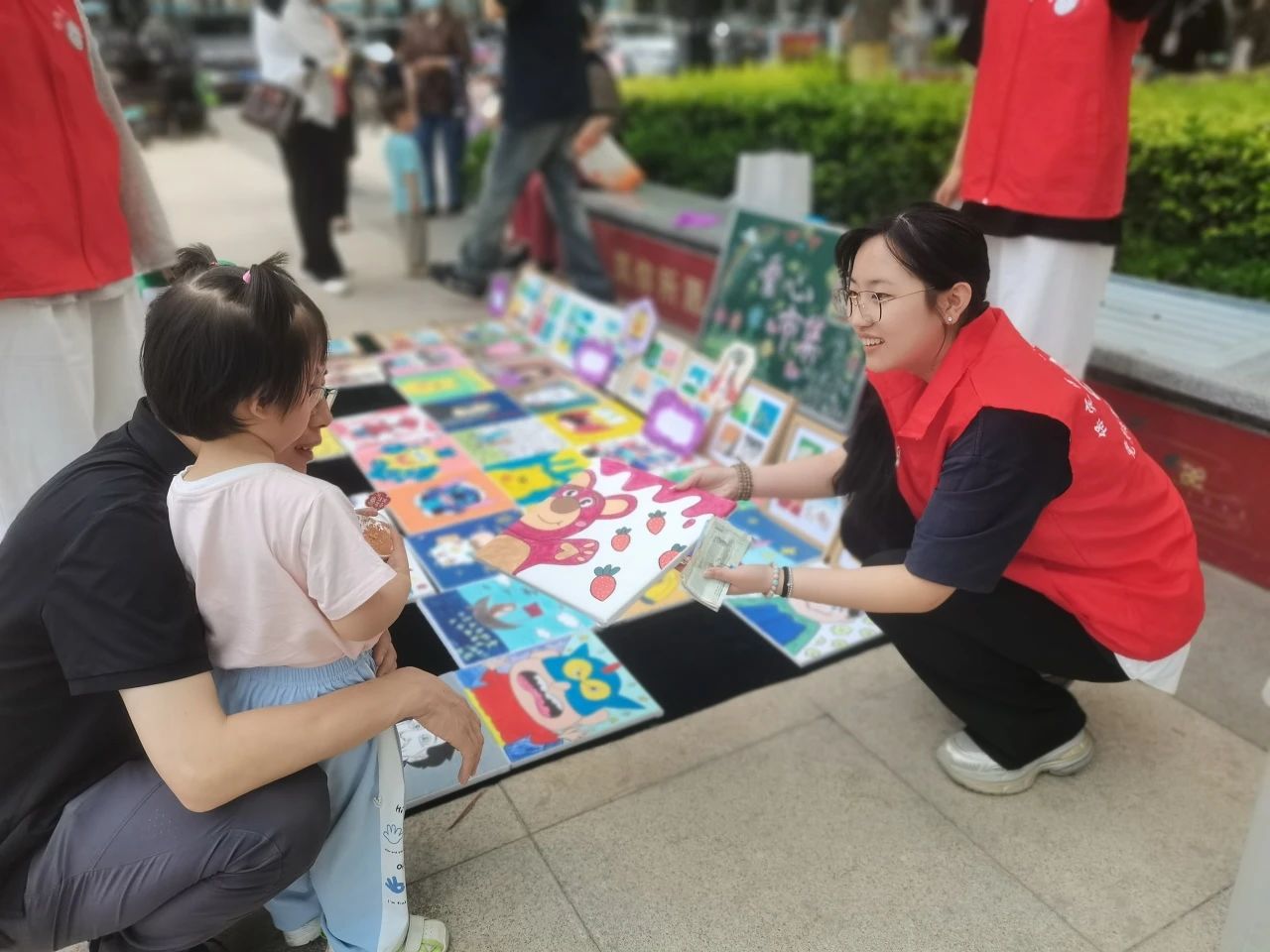 beat365官网‖教育学院‖“六一“益”起来，义卖暖童心”——beat365官网教育学院党员志愿服务队走进爱和城幼儿园开展六一爱心市集活动beat365官网‖教育学院‖“六一“益”起来，义卖暖童心”——beat365官网教育学院党员志愿服务队走进爱和城幼儿园开展六一爱心市集活动