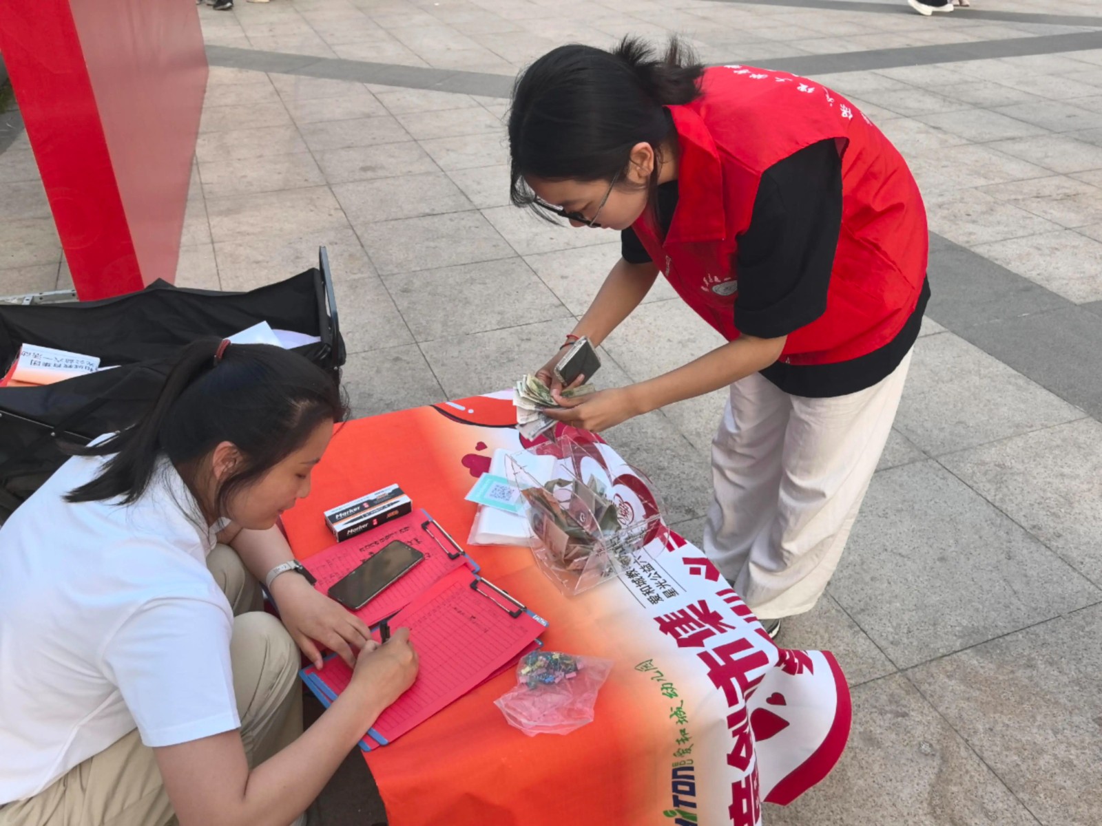 beat365官网‖教育学院‖“六一“益”起来，义卖暖童心”——beat365官网教育学院党员志愿服务队走进爱和城幼儿园开展六一爱心市集活动beat365官网‖教育学院‖“六一“益”起来，义卖暖童心”——beat365官网教育学院党员志愿服务队走进爱和城幼儿园开展六一爱心市集活动