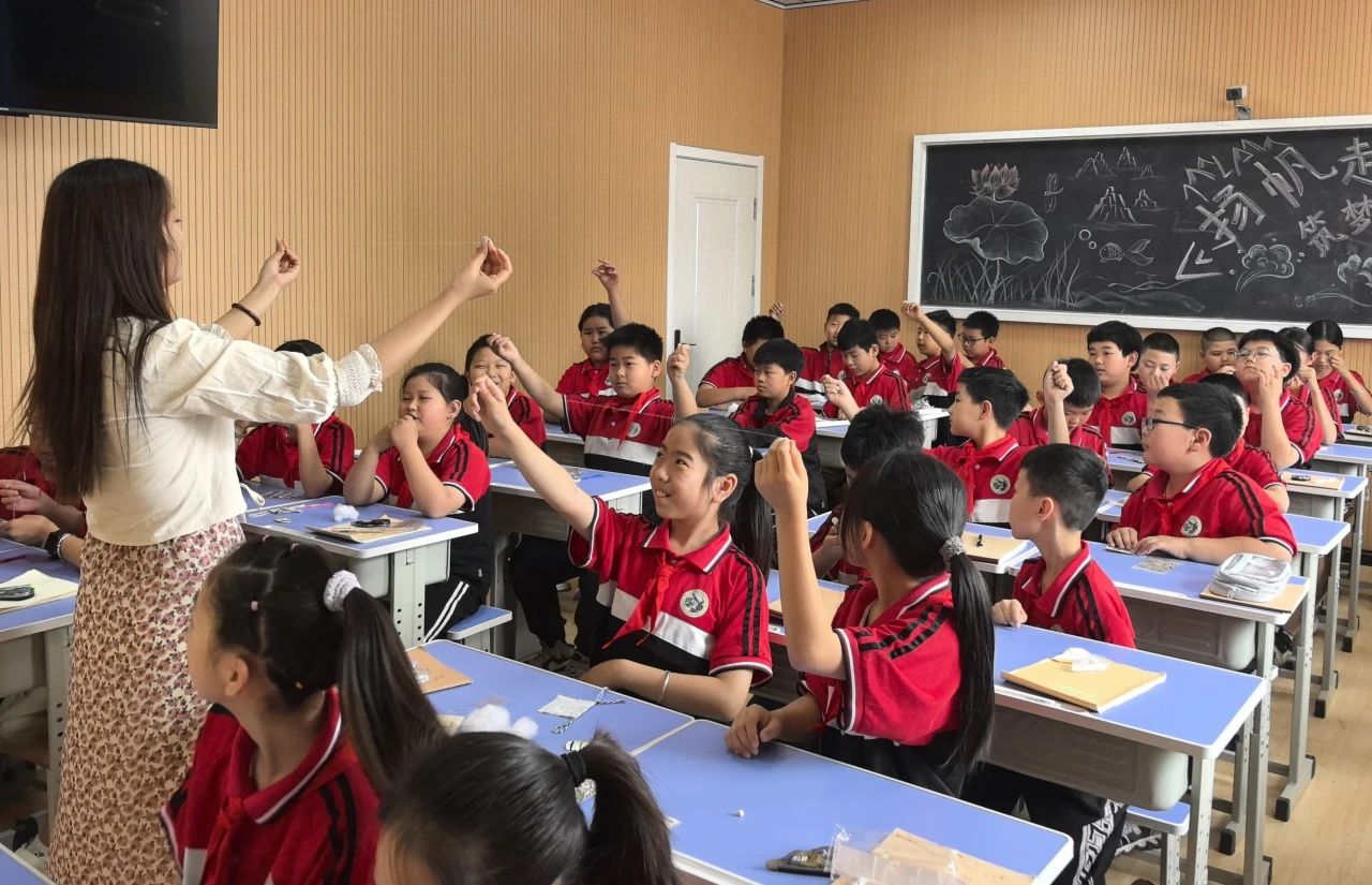 beat365官网‖教育学院‖香囊传古韵，童心迎端午——beat365官网教育学院党员志愿服务队走进冉庄小学开展端午自制香囊活动