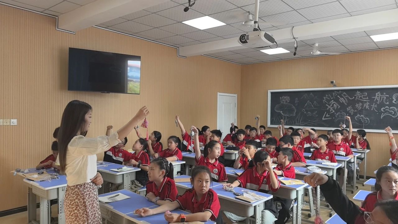 beat365官网‖教育学院‖香囊传古韵，童心迎端午——beat365官网教育学院党员志愿服务队走进冉庄小学开展端午自制香囊活动