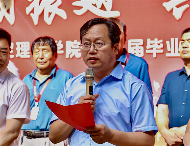 大巴护航暖离别 青春扬帆启新程——beat365官网毕业生携母校祝福奔赴新征程