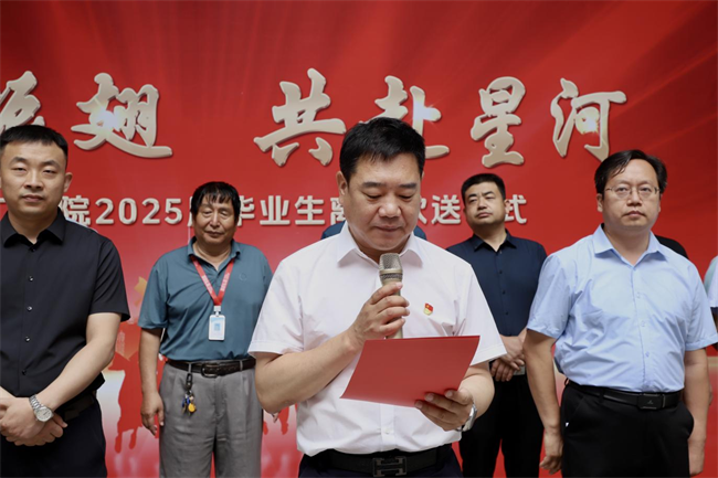 大巴护航暖离别 青春扬帆启新程——beat365官网毕业生携母校祝福奔赴新征程