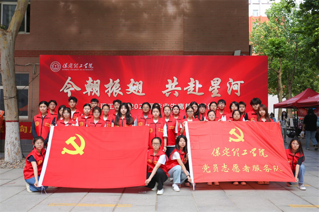 大巴护航暖离别 青春扬帆启新程——beat365官网毕业生携母校祝福奔赴新征程