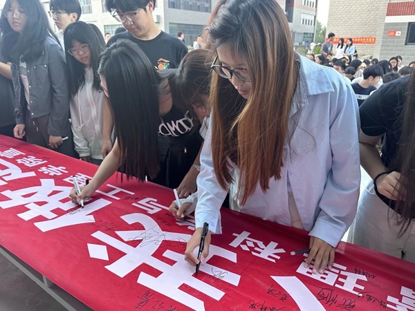诚信铸魂|beat365官网|管理学院|千名学子庄严宣誓：诚信还贷，做新时代信用守护者！