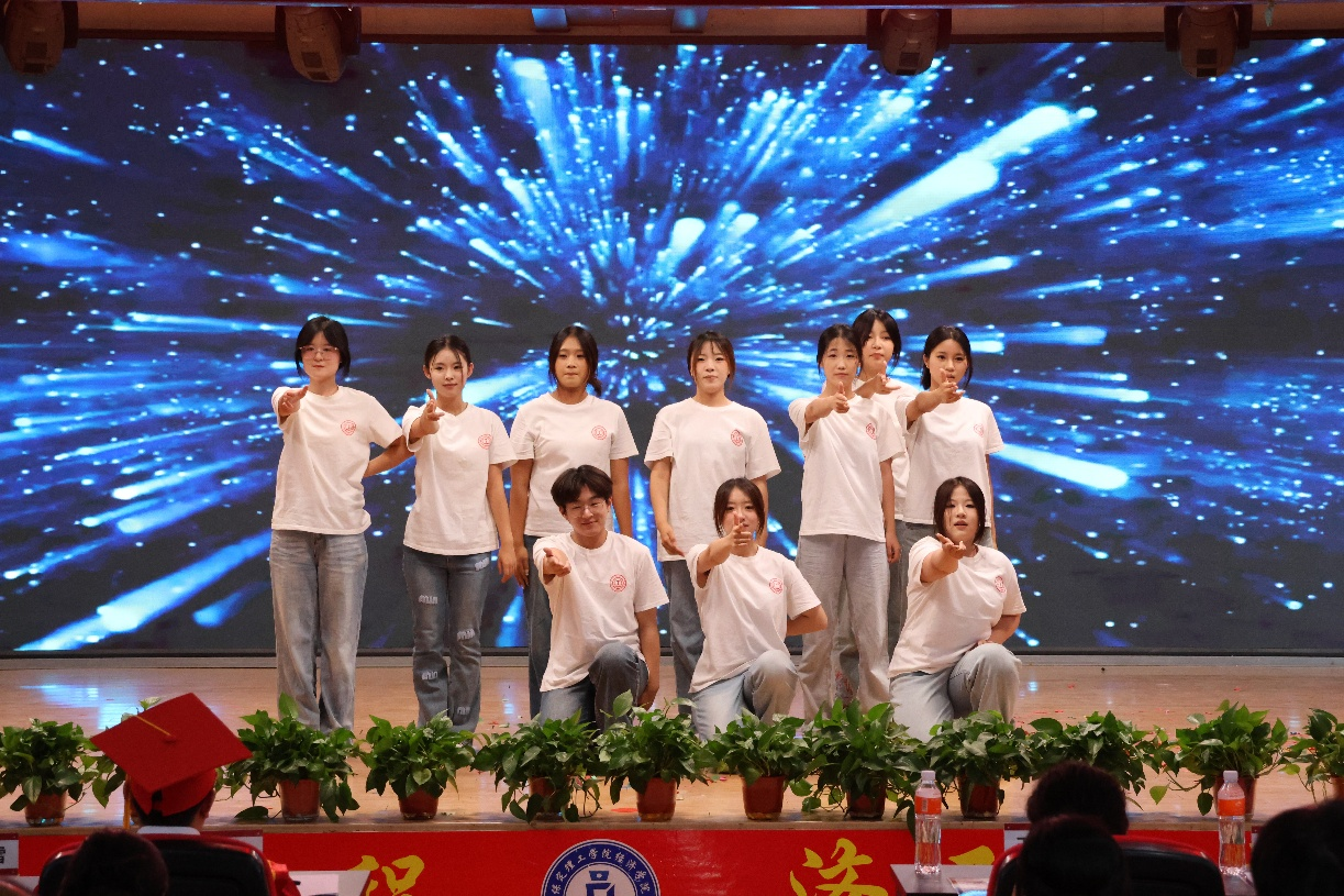 【毕业序章,新程启航】beat365官网经济学院2025届毕业典礼暨学位授予仪式圆满落幕