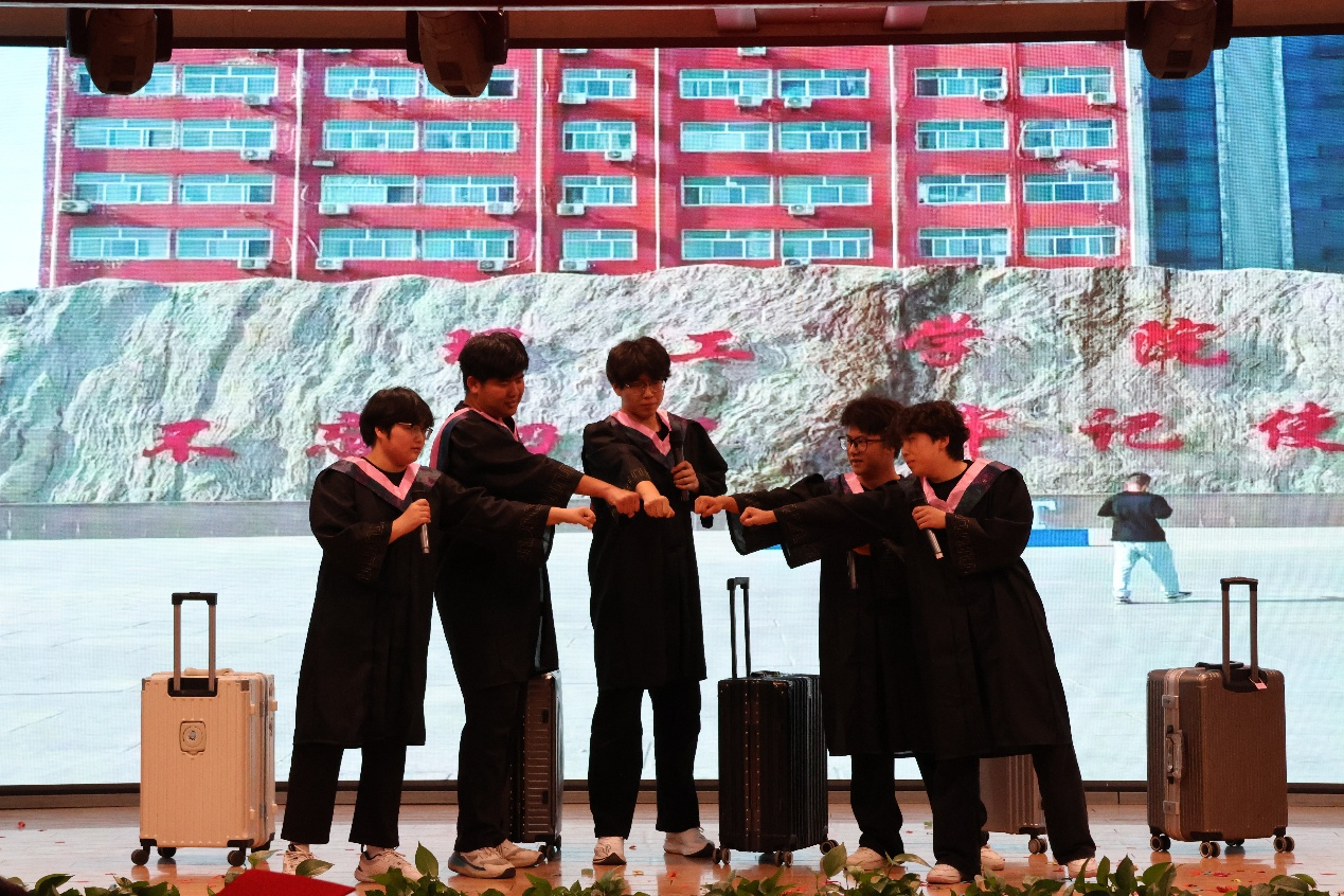 【毕业序章,新程启航】beat365官网经济学院2025届毕业典礼暨学位授予仪式圆满落幕