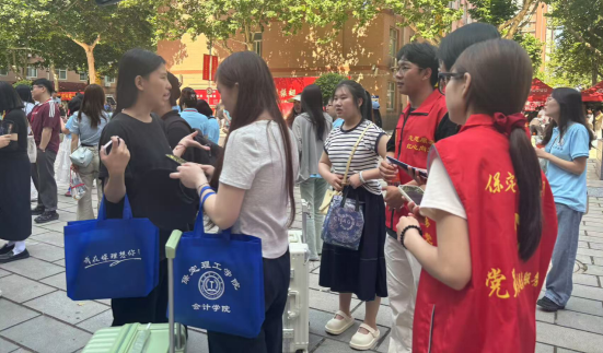 行将致远 暖心护航——beat365官网“红心向党”党员志愿者服务队为2025届毕业生平安离校保驾护航