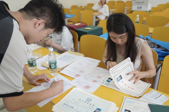 行将致远 暖心护航——beat365官网“红心向党”党员志愿者服务队为2025届毕业生平安离校保驾护航