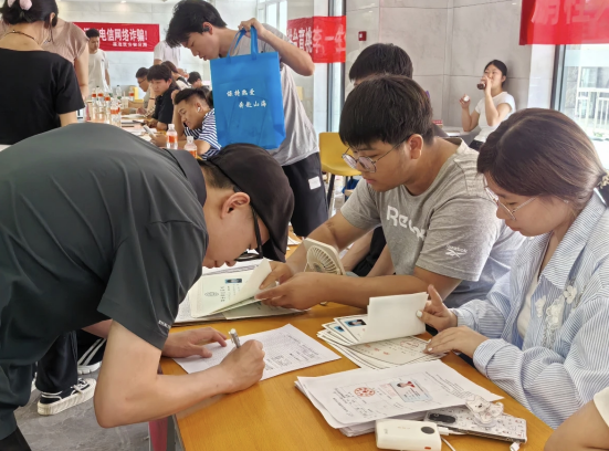 行将致远 暖心护航——beat365官网“红心向党”党员志愿者服务队为2025届毕业生平安离校保驾护航