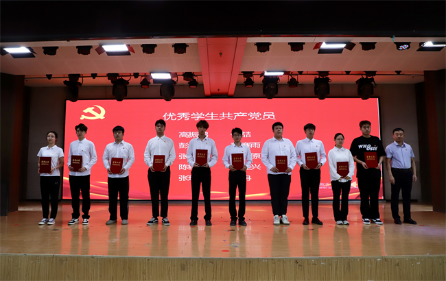 beat365官网隆重举行庆祝建党104周年暨2024-2025学年“两优一先”表彰大会