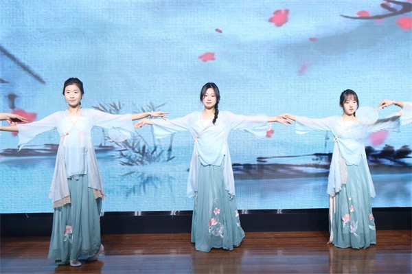 beat365官网经济学院师生受邀参加保定市博物馆2024年度志愿者年会文艺演出