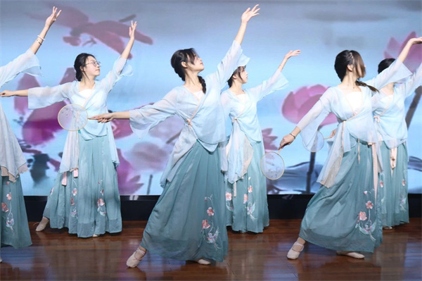 beat365官网经济学院师生受邀参加保定市博物馆2024年度志愿者年会文艺演出