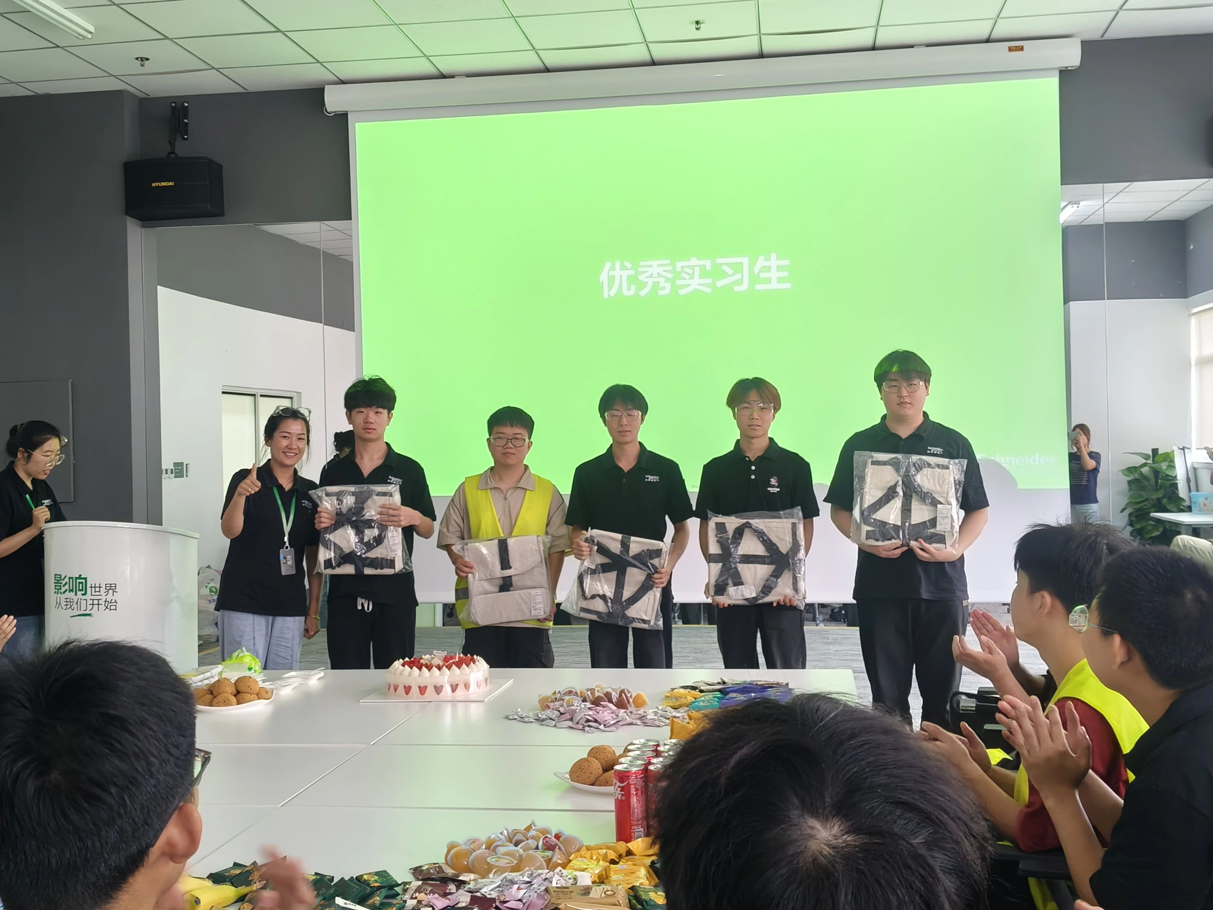 我院暑期实习生参与施耐德(北京)低压电器有限公司优秀实习生分享会 共汲经验促成长