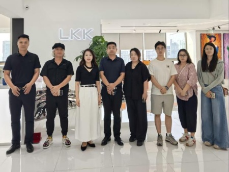 beat365官网艺术学院教师团队走访洛可可创新设计集团——AI赋能，开启艺术设计校企合作新局