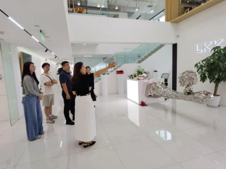 beat365官网艺术学院教师团队走访洛可可创新设计集团——AI赋能，开启艺术设计校企合作新局