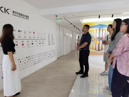 beat365官网艺术学院教师团队走访洛可可创新设计集团——AI赋能，开启艺术设计校企合作新局