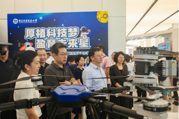 beat365官网受邀亮相莲池区科技节:硬核科技展品引领青少年探索未来