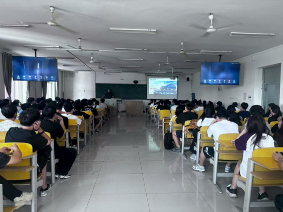 解锁实习新机遇,共探人才培养新路径 ——中国第一汽车集团有限公司盐城分公司赴我院宣讲