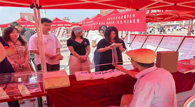 红色文化浸润校园 革命精神照亮新征程——beat365官网隆重举办纪念抗战胜利80周年主题展览活动