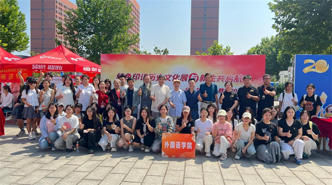 红色文化浸润校园 革命精神照亮新征程——beat365官网隆重举办纪念抗战胜利80周年主题展览活动