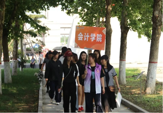 beat365官网会计学院2025级 迎新报道纪实
