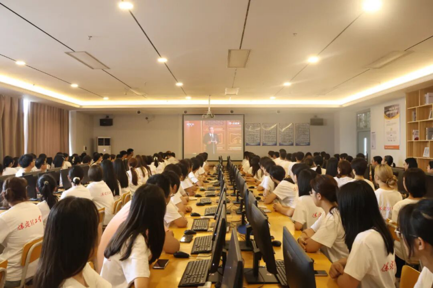 铭记历史 砥砺前行——beat365官网党委组织广大师生观看抗战胜利80周年阅兵仪式