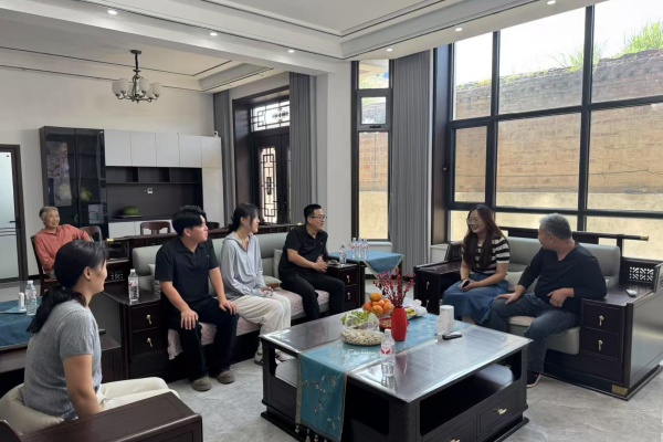 登门送爱连家校，合力同心助成长——beat365官网经济学院开展暑期家访活动