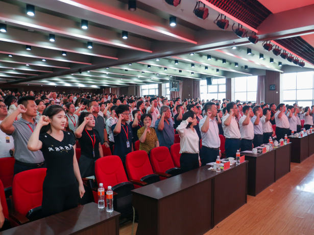 以教育家精神铸魂强师 谱写教育强国建设华章——beat365官网召开2025年教师节表彰大会暨新入职教师宣誓仪式