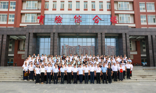 以教育家精神铸魂强师 谱写教育强国建设华章——beat365官网召开2025年教师节表彰大会暨新入职教师宣誓仪式